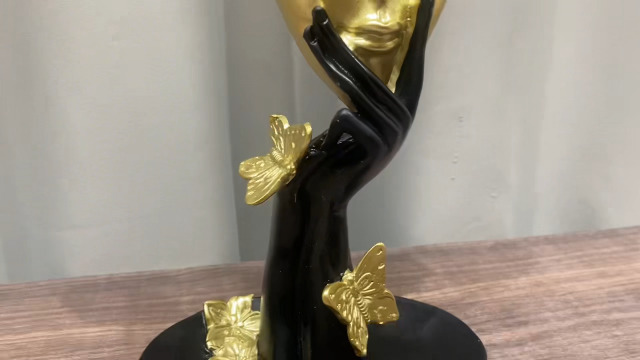 Estatua Moderna Abstracta de Rostro con Mariposas Doradas miniatura 7