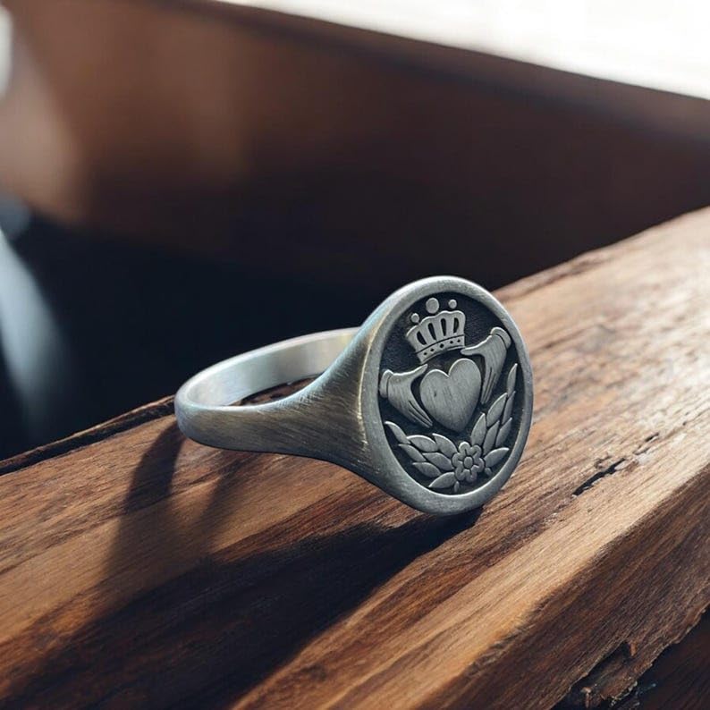 Chevalière Claddagh en argent 925 portez l'histoire de l'amour irlandais