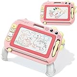 【Design Unique】et il y a un support pliable à l'arrière de la planche à dessin, et les enfants peuvent l'utiliser comme inclinaison planche à dessin. Enfin, la planche à dessin magnétique dispose de 4 supports amovibles, qui peuvent répondre à différentes postures de dessin des enfants.
