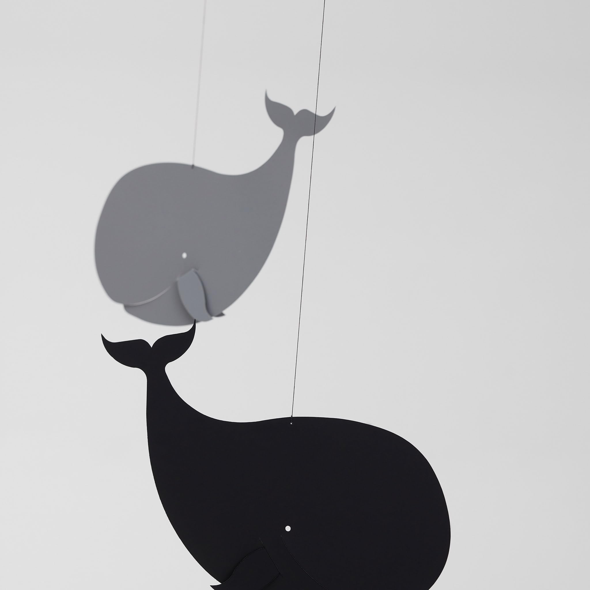 Mobile Wale (grau) von Flensted Mobiles.