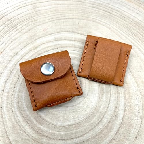 THEO Hunde Leder Täschchen | Viele Farbkombinationen für die Hundemarke | Tassomarke oder Airtag von Apple | Handmade by Manufactica®