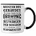 Trendation - Hausmeister Tasse Geschenk Lustiger Spruch Geschenkidee f&uuml;r Hausmeisterin (Schwarz)