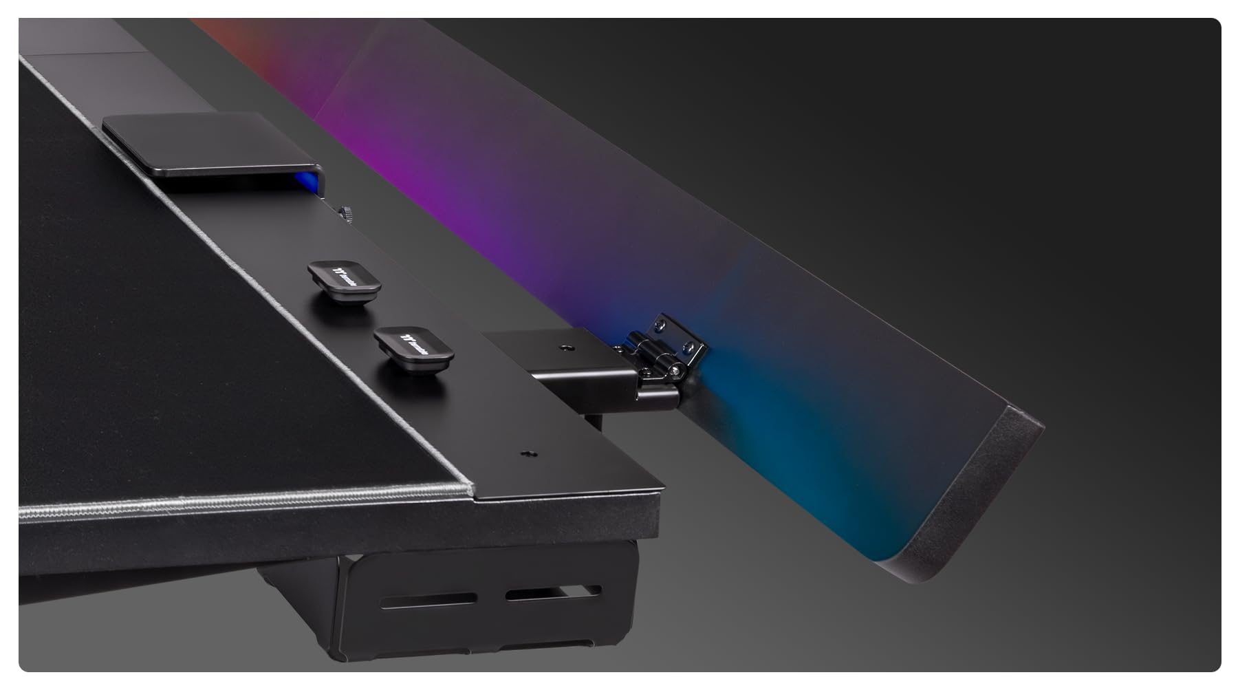 Thermaltake G700 Gaming Desk | RGB‑Gaming‑Schreibtisch | Kabelmanagement | Carbon‑Oberfläche | Headset‑Halter | Monitor‑Support | Stabiler Stahlrahmen | Black