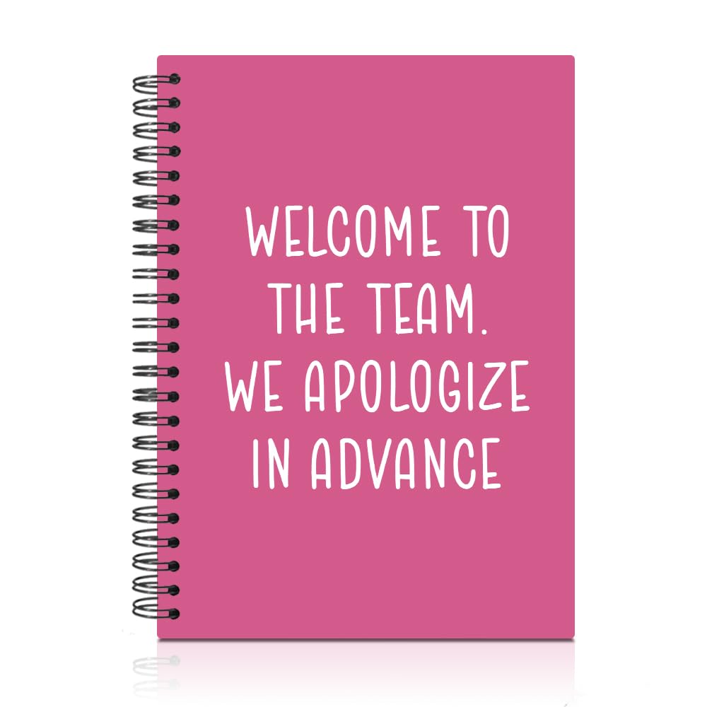 Welcome to The Team We Apologize in Advance, 160 pagine bianche magenta a spirale, quaderni per lavoro, lavoro di squadra regali di ringraziamento per colleghi leader del personale, regali di