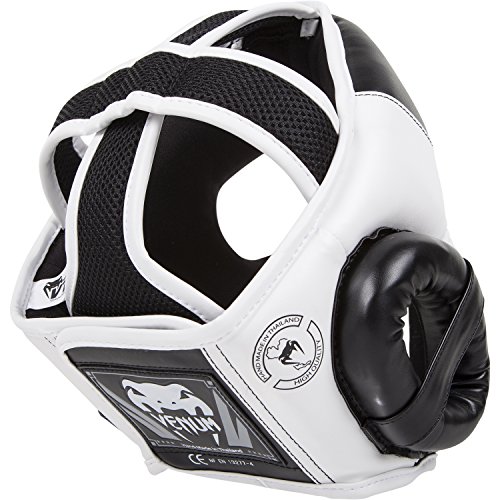 Vista trasera del casco MMA Venum, destacando el diseño y las correas de sujeción.