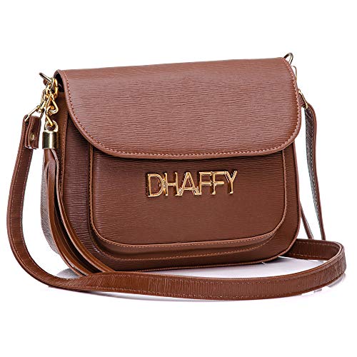 Bolsa Feminina Dhaffy Marrom, Alça Transversal, Bolso na Frente. cor:marrom;tamanho:P