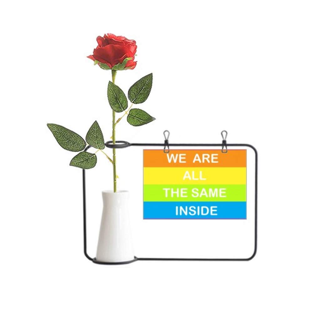 Rose artificielle LGBT en bouteille déco pour sublimer votre salon