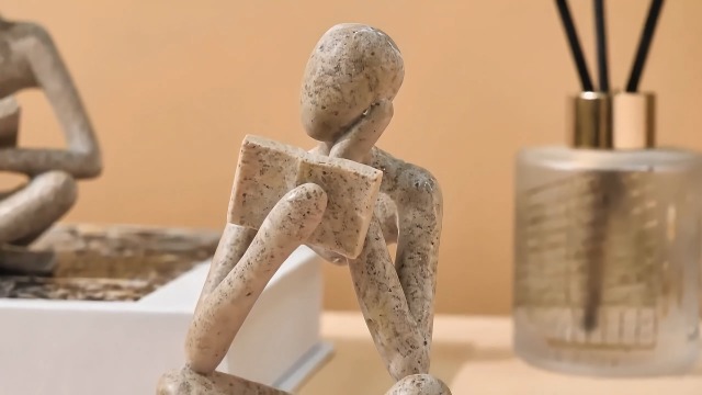 Boekenplank Decoratie Beige Zittende Figuur, Abstracte Sculptuur Van Een Denkend Persoon Op Een Boekenplank Gouden Figuurdecoratie Uitlopende Harscollectie Sculptuur Voor Thuiskantoor Decoratie Beeldjes