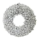 Coco-Früchte Akzente: Die eingearbeiteten Coco-Früchte verleihen dem Kranz eine exotische Note und setzen einen interessanten Kontrast zum shabby-weißen Hintergrund.