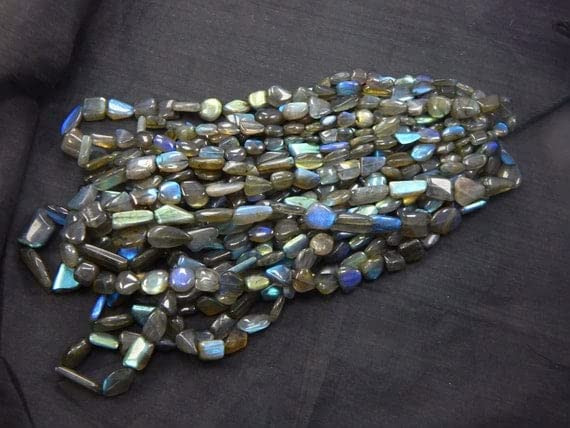 Labradorite en éclats polis pour en finir avec les bijoux ternes et sans reflets