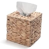 Cette housse de boîte à mouchoirs carrée est conçue pour s'adapter à la plupart des boîtes de papier de soie standard. Facile à ranger et à accéder aux rouleaux de papier, gardez votre table organisée.