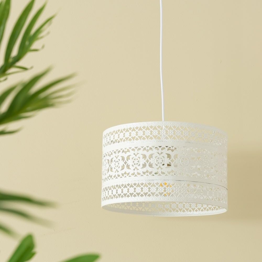 LOLAhome - Lámpara de techo provenzal blanca de metal de 30x18 cm con diseño calado de flores. Perfecta para la entrada o pasillo ofrece una iluminación cálida y acogedora