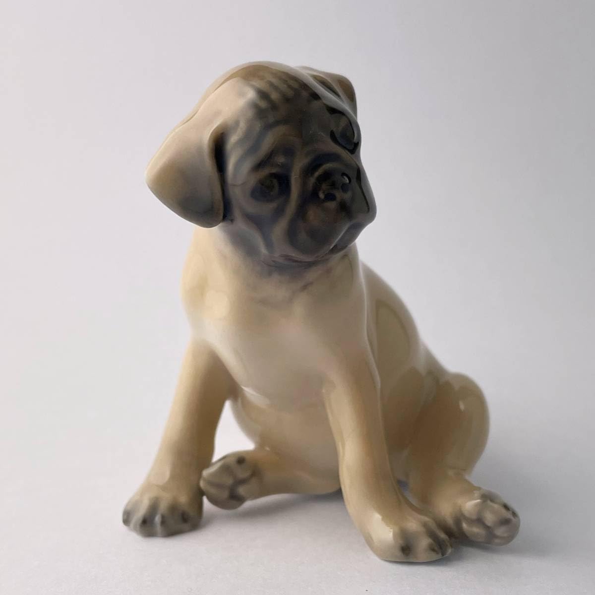 ロイヤルコペンハーゲン パグ 犬 フィギュリン デンマーク製 Amazon.co.jp: 【L5】ロイヤルコペンハーゲンパグ犬フィギュリン