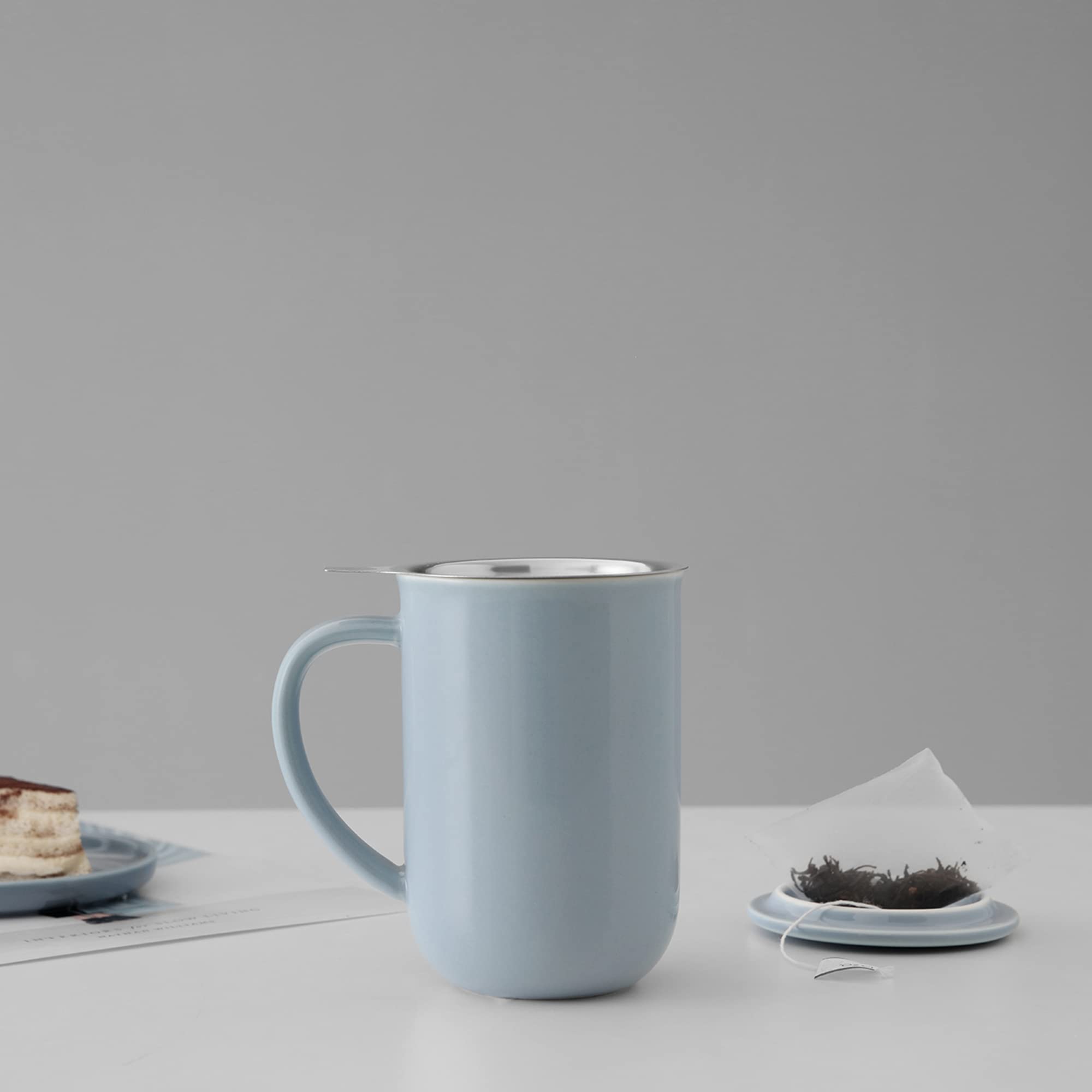 Viva Scandinavia Porcelanowa Filiżanka z Sitkiem do Herbaty i Pokrywką, Kubek do Kawy z Uchwytem, Sitko ze Stali Nierdzewnej, 0,55 Litra, Hazy Blue