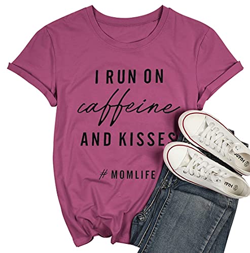 Camiseta Mom Life I Run On Caffeine and Kisses feminina com letras engraçadas estampadas camisetas c