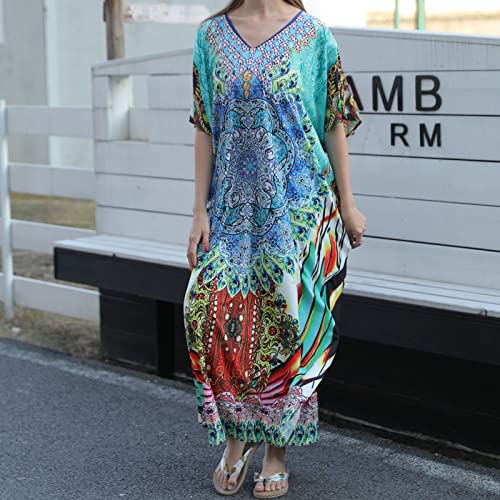 Impression couleur et coupe fluide pour cette robe de plage sexy