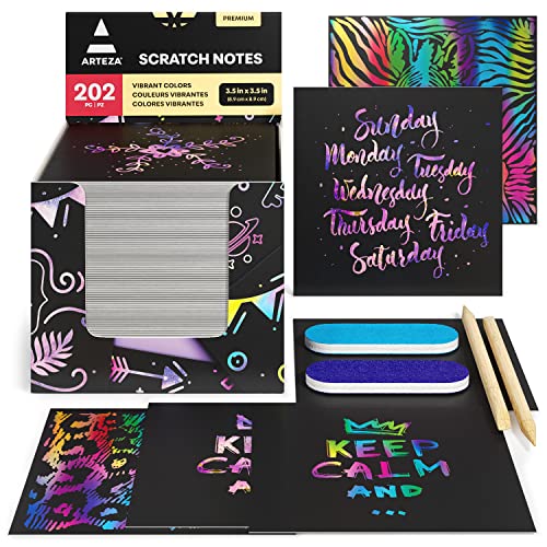Arteza Notas de scratch art | 8,9 x 8,9 cm | 202 notas para rascar | 200 color arcoiris + 2 con diseño del espacio + 2 rascadores + 2 afiladores | Manualidades para niños, aulas y bricolaje Cover