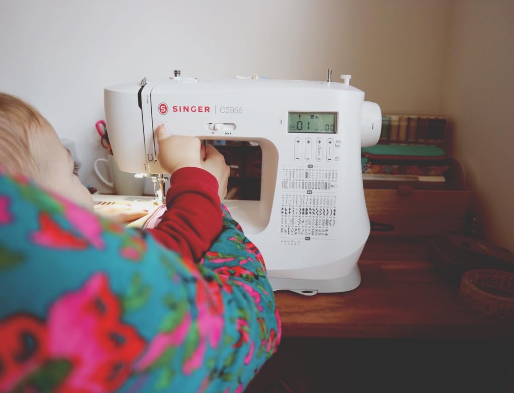 SINGER C5955 - Macchina da cucire elettronica professionale e macchina da cucire con 200 punti, 8 occhielli, infila ago automatico, schermo LCD, 2 LED, 8 piedi per cucito creativo, pelle e
