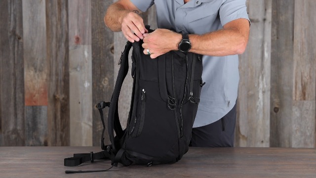 Amazon.com: Osprey Metron 18L Commuter Bike Messenger Bag, Magma