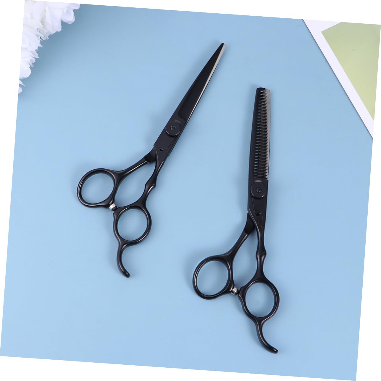 Set di Forbici da Parrucchiere Professionali in Acciaio Inox Nero | 2 Pezzi, per Casa e Salone, Impugnatura Facile, Design Anti-incastro, Non Facile da Arrugginire