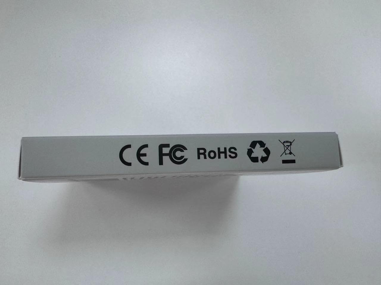 Hendari Tracker Tag attached to luggage