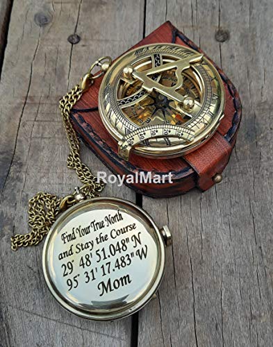 Brújula vintage grabada en latón con estuche de cuero miniatura 1