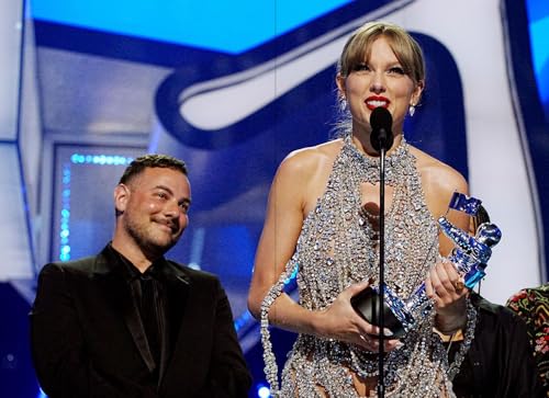 The Essential...Taylor Swift: Her complete, beautifully illustrated story - Image 6