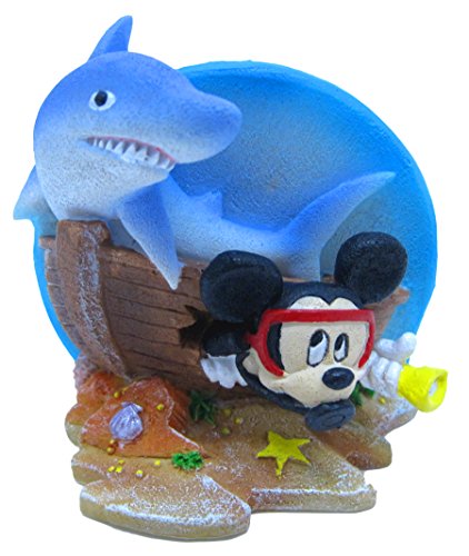 Penn-Plax Disney Mickey Mouse - Adorno para acuario, diseño de Mickey con tiburón Cover