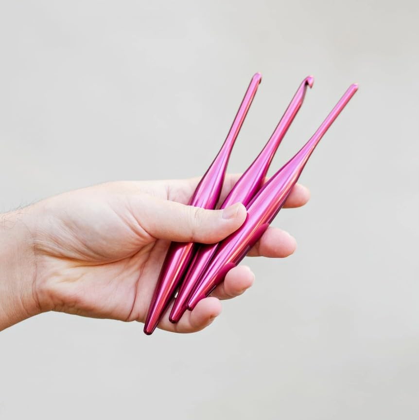 Furls Crochet Hook Raspberry Streamline Metal Ergonomic Handle Crochet Hooks 7 (Polished G - 4.00MM)