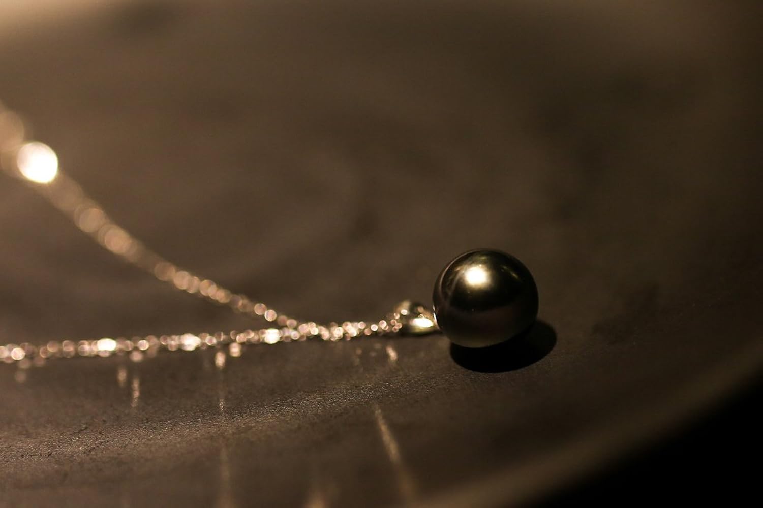 Amazon.co.jp: 18Kゴールド タヒチ産 養殖黒真珠 ペンダント