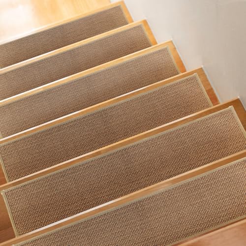 Peldaños de escalera para ancianos que buscan estabilidad en pasos de madera