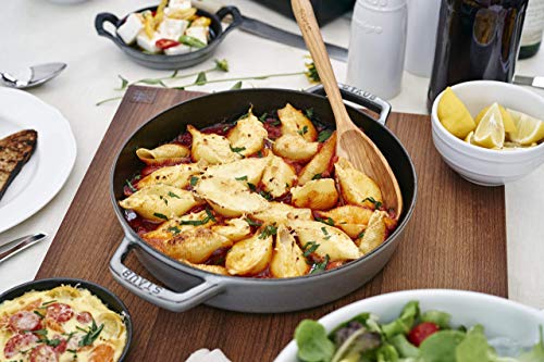 Foto von STAUB Bratpfanne / Paellapfanne mit zwei Griffen, 34 cm, Gusseisen, mit mattSchwarzer Emaillierung im Inneren der Pfanne, für alle Herdarten inkl Induktion & Backofen, Graphitgrau