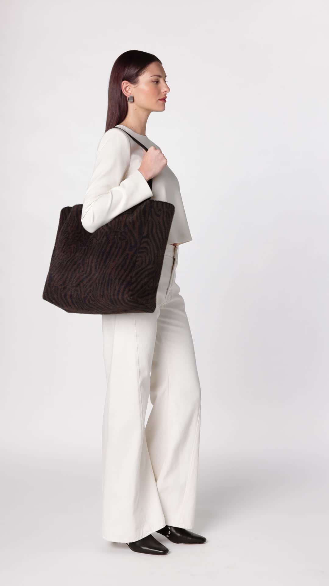 Bolso Tote AllSaints Izzy Zebra East/West Negro y Marrón miniatura 7