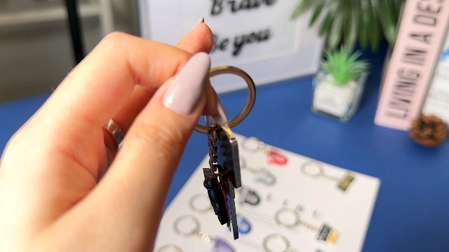 Henoyso 36 Pcs Cheerleader Gifts for Girls Cheer Keychains Bulk