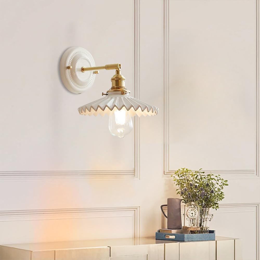 Applique Murale en céramique Vintage de Style Japonais Abat-Jour en céramique plissé Blanc Applique Murale avec Appliques en Laiton réglables à 180 degrés Lampe Murale pour Salon de Chevet