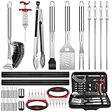 🔥👍【Praktisches 25PCS Choice Grill-Utensilien-Set】 Zu den Grillwerkzeugen gehören: Spatel x 1 1 * Gabel, 1 * Bastbürste, 1 * Zange, 4 * Kabob-Spieß, 2 * Fleischzerkleinerungsklaue, 1 * Reinigungsbürste, 8 * Maishalter, 1 * Fleischinjektor, 2 * Gewürzstreuer, 2 * Grillmatte und eine Aufbewahrungstasche. Dieses Grillzubehör stellt sicher, dass jedes Grillerlebnis genau das bietet, was Sie brauchen. Geeignet für große oder kleine Gas-, Holzkohle- und Elektrogrills.