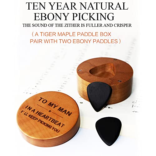 mewmewcat Choix, 2 pièces médiators en ébène avec boîte de Rangement Organisateur médiators Triangle Classique Accessoires de Guitare pour Guitares Classiques acoustiques électriques Basses ukulélé - Les Beatles, Paul McCartney, John Lennon, RIngo Starr, George Harrison mewmewcat Choix, 2 pièces médiators en ébène avec boîte de Rangement Organisateur médiators Triangle Classique Accessoires de Guitare pour Guitares Classiques acoustiques électriques Basses ukulélé – Image 4