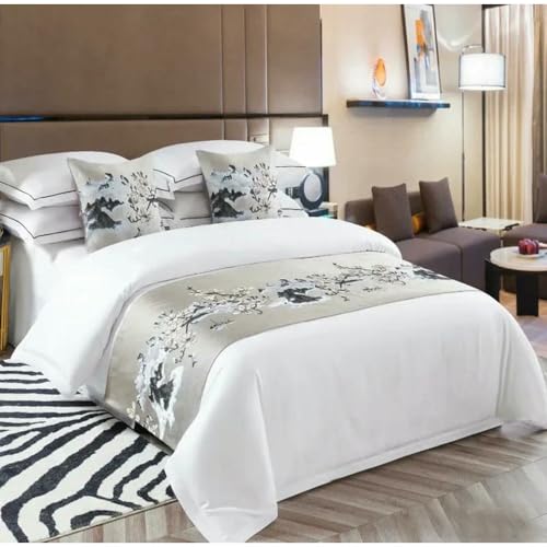 Lits de mariage sublimés par ce couvre-lit brodé et sa serviette de queue - 8