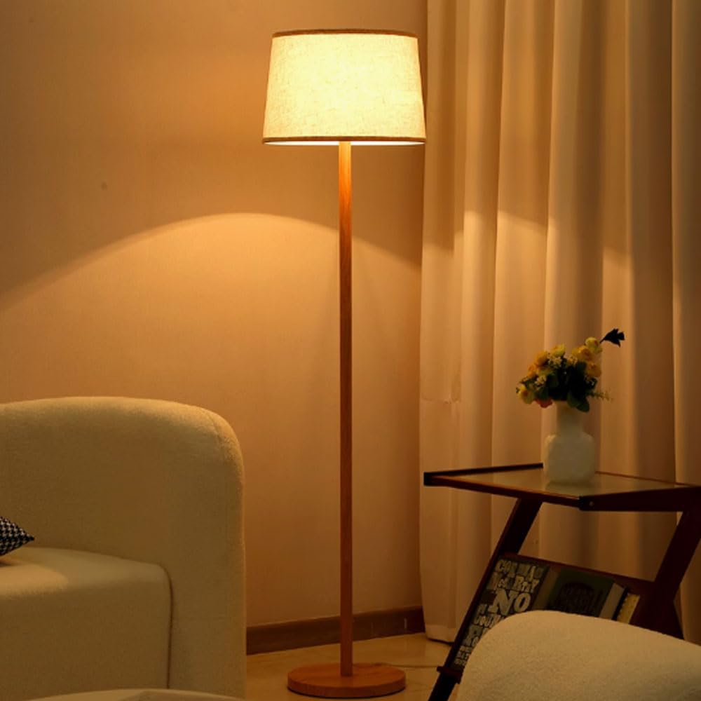 Lampadaire bois et lin avec interrupteur à pied pour un salon moderne