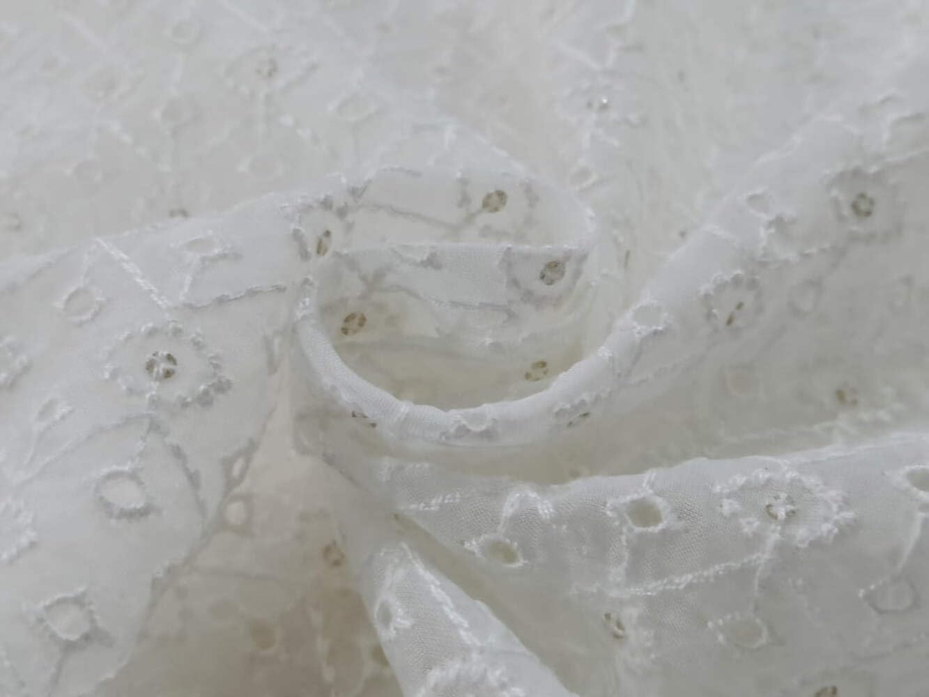 Tissu de broderie en organza 112 cm de large - Broderie 4 - 8