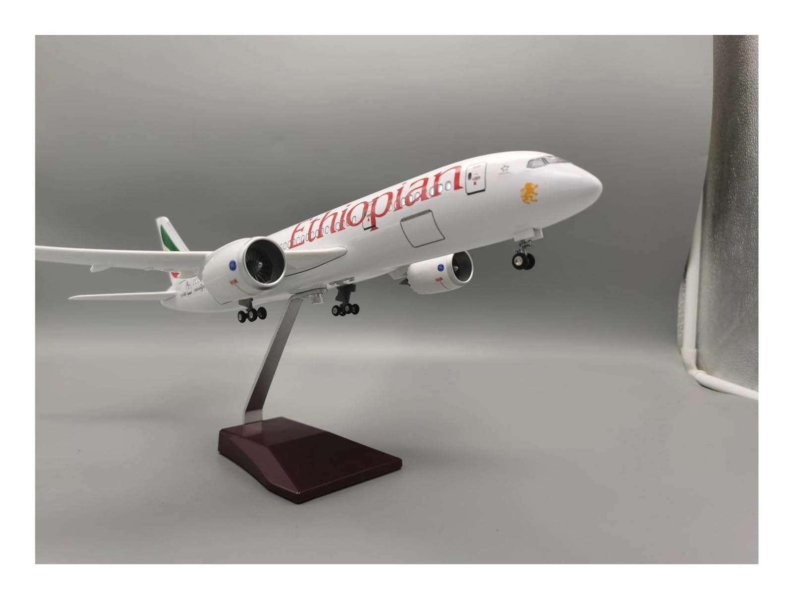 Odlewane zabawki samolotowe w skali 1/130 dla 787 Ethiopian Airways Model samolotu Ozdoba Materiał żywiczny Dekoracyjny z modelem samolotu Samolot do zbierania i wyświetlania (ze światłem)