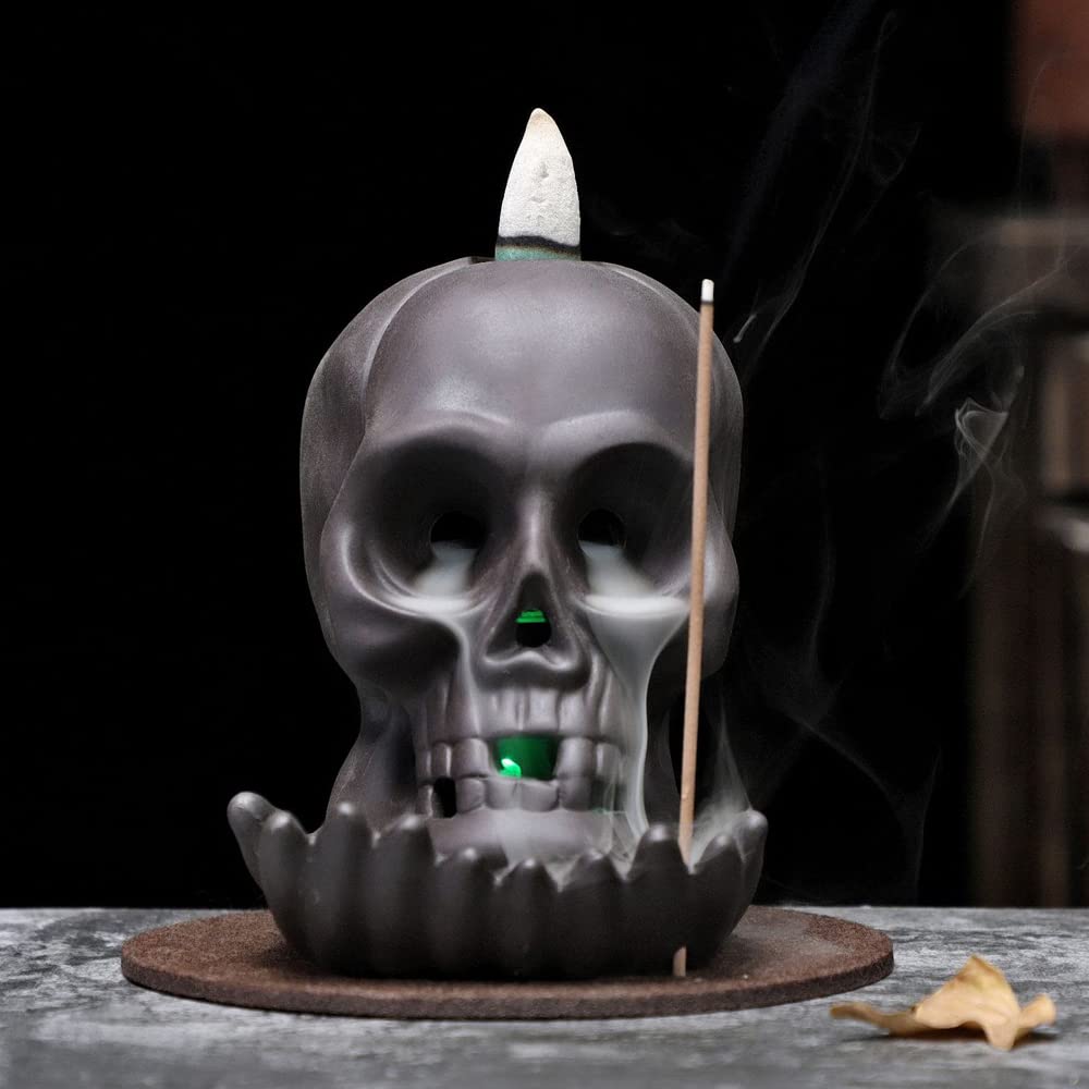 Bruciatore incenso a forma di teschio, cascata incenso, in ceramica, con 40 coni incenso+ 30 bastoncini incenso + 1 pinzetta + 1 tappetino per Halloween, bar, decorazione per feste in casa infestata