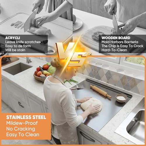 Tabla de Cortar de Acero Inoxidable SakerPlus, Gran Superficie Antideslizante para Cocina, con Patas de Silicona, Aptas para Lavavajillas, Ideal para Carne, Verduras, Pan y Amasar Masa (40 x 30 cm) miniatura 3