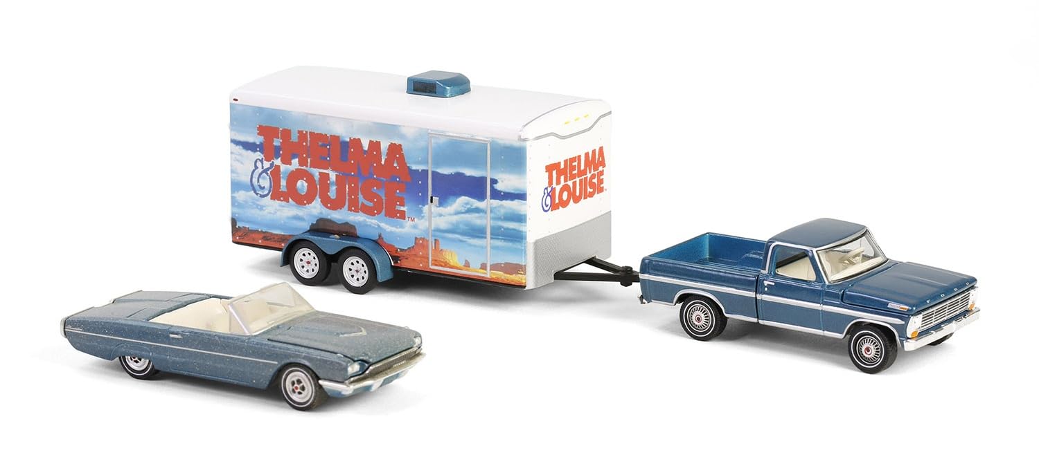 Greenlight 31180 (31180-B | 1:64 Hollywood Hitch & Tow Series 13 - Thelma & Louise - 1966 Thunderbird Cabrio - Staubbedeckt (Top-Down) mit 1967 F-250 & geschlossenem Autotransporter