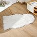 JXLOULAN Faux Lammfell Schaffell Teppich Weiß 40x60 cm, Weicher Flauschiger Teppich Wohnzimmer Deko, Longhair Fell Lammfellimitat Carpet für Stühle Sofa Schlafzimmer Kinderzimmer
