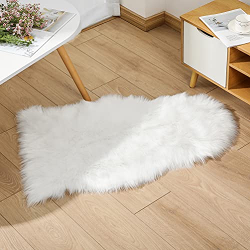 JXLOULAN Faux Lammfell Schaffell Teppich Weiß 40x60 cm, Weicher Flauschiger Teppich Wohnzimmer Deko, Longhair Fell Lammfellimitat Carpet für Stühle Sofa Schlafzimmer Kinderzimmer
