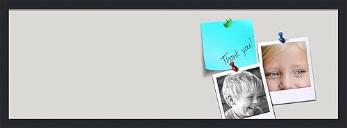 Tablero de anuncios de corcho de 36 x 12 pulgadas. Este tablero decorativo enmarcado viene con diseño de piedra clara y un marco negro satinado.