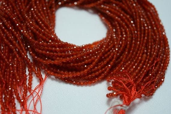 Perles onyx rouge 2mm pour concevoir un bracelet élégant lors d'un atelier