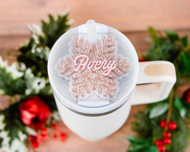 Miniatura 2 de VTER Etiqueta de vaso de Navidad personalizada con diseño de copo de nieve de 30 onzas y 40 onzas para placa de nombre de Stanley Quencher, etiqueta