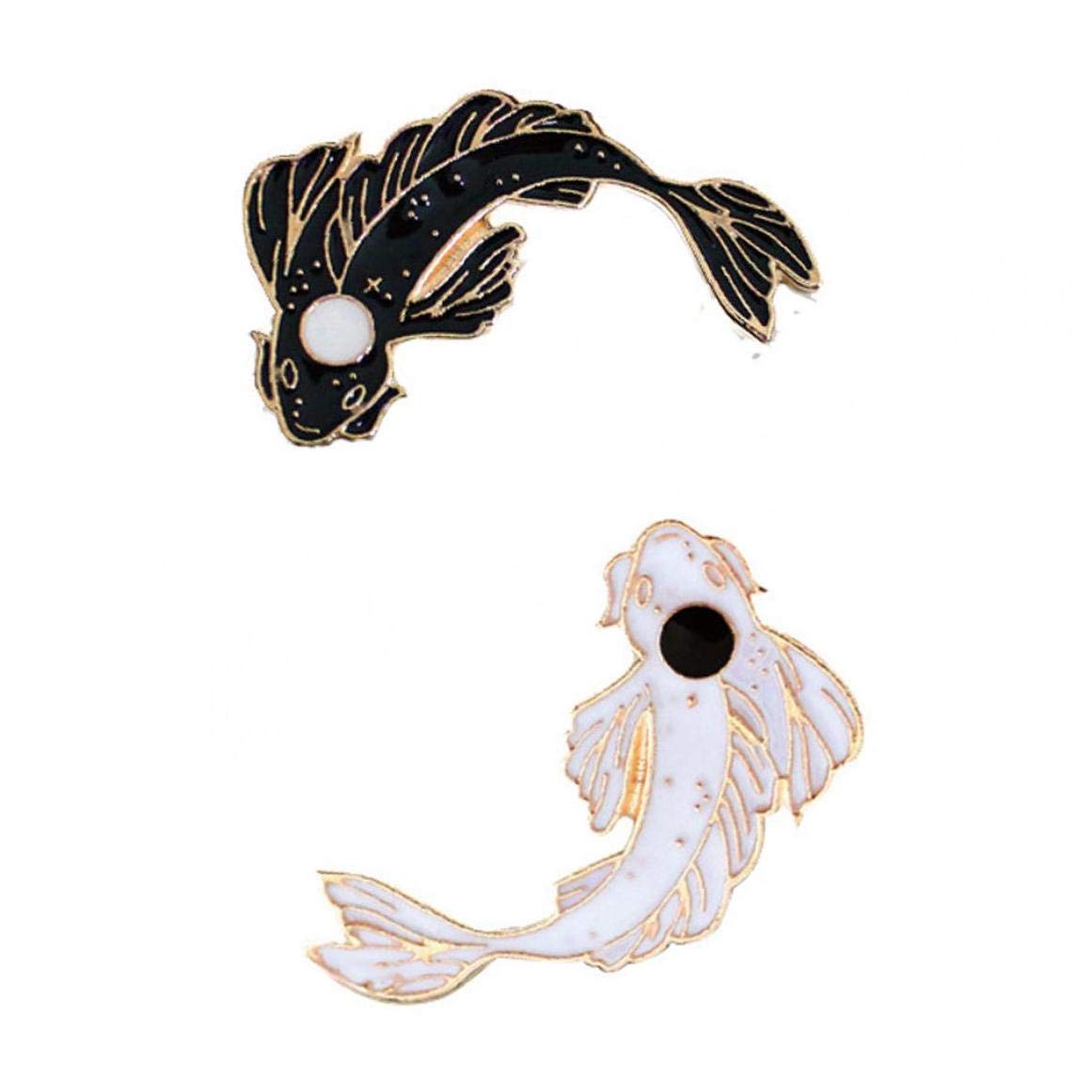 Set di 2 spille di pesce carino smalto risvolto pin set cartone animato koi spilla distintivo per borse di abbigliamento zaini nero bianco colore